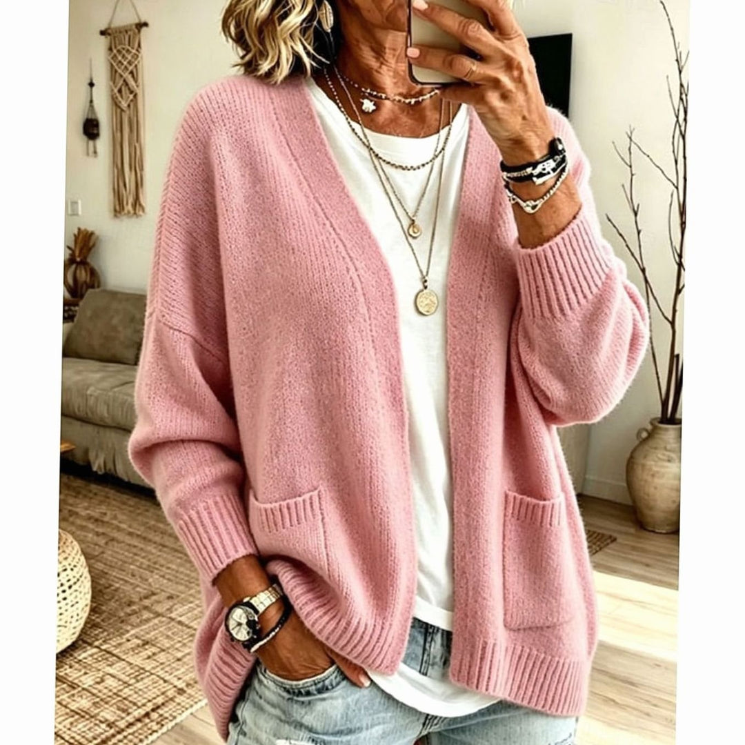 Cárdigan tejido para mujer con corte relajado, bolsillos y frente abierto, ideal para moda casual de otoño.