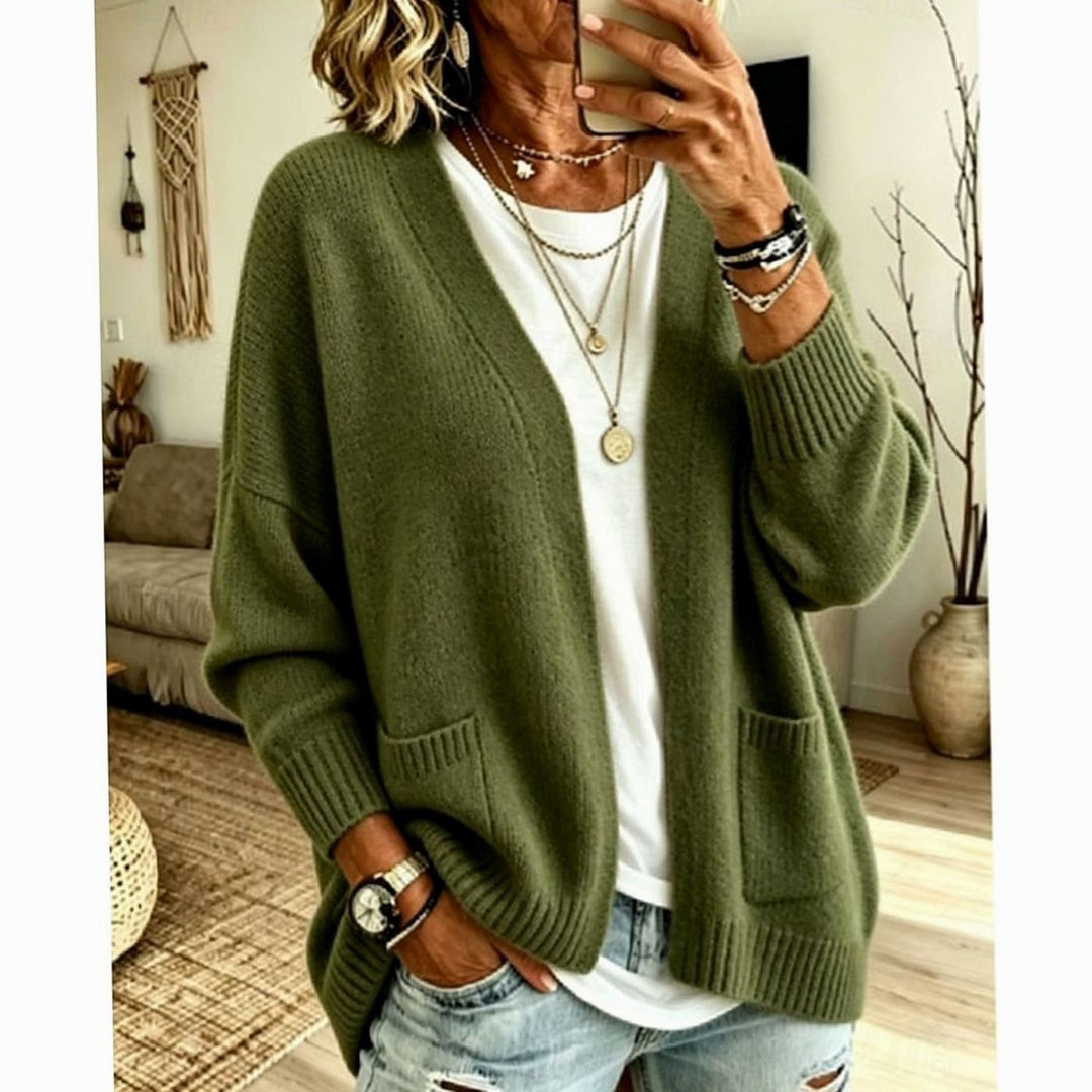 Mujer luciendo cárdigan de punto básico con bolsillos, estilo casual de frente abierto y corte relajado para otoño.