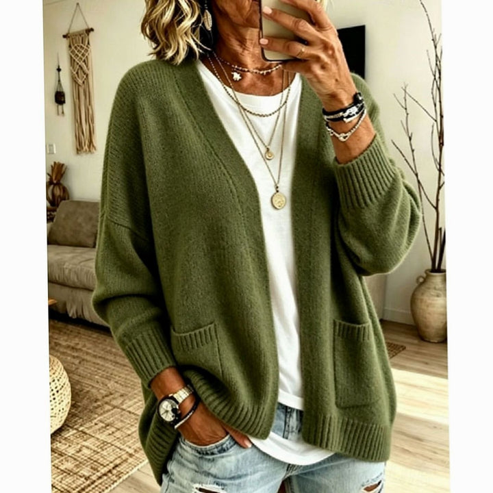 Mujer luciendo cárdigan de punto básico con bolsillos, estilo casual de frente abierto y corte relajado para otoño.