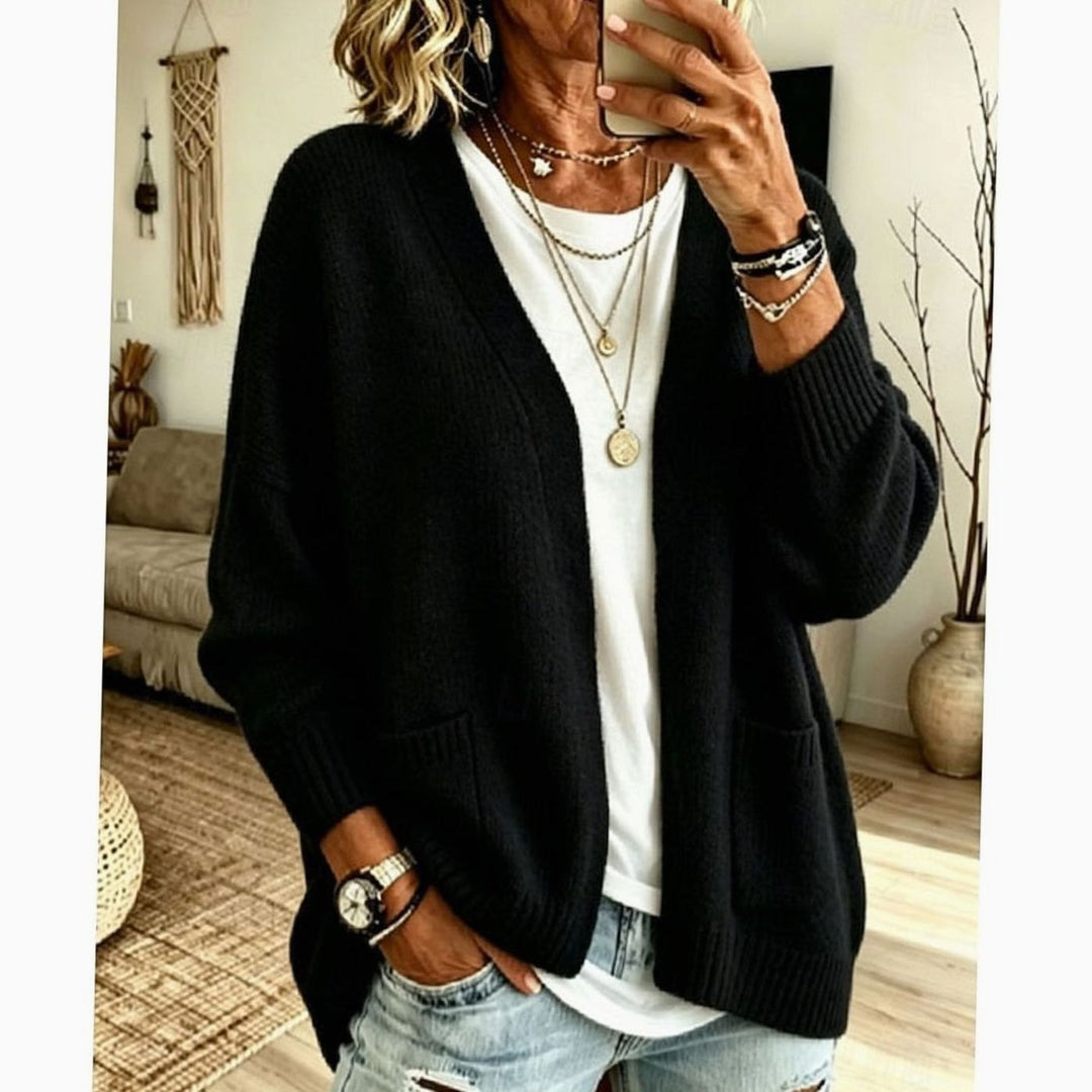 Cárdigan de mujer en tejido suave con diseño relajado, bolsillos y frente abierto, un básico esencial para el otoño.