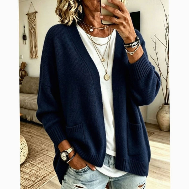 Cárdigan mujer punto relajado, bolsillos funcionales y frente abierto. Versátil prenda básica para moda casual de otoño.