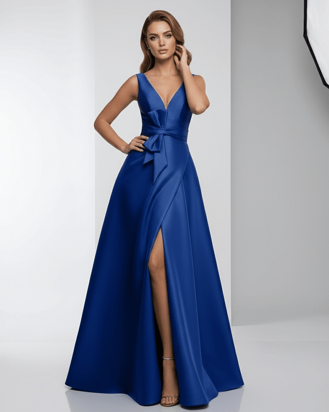Sofisticado vestido blanco de noche con escote V, ideal para invitadas a bodas y fiestas.