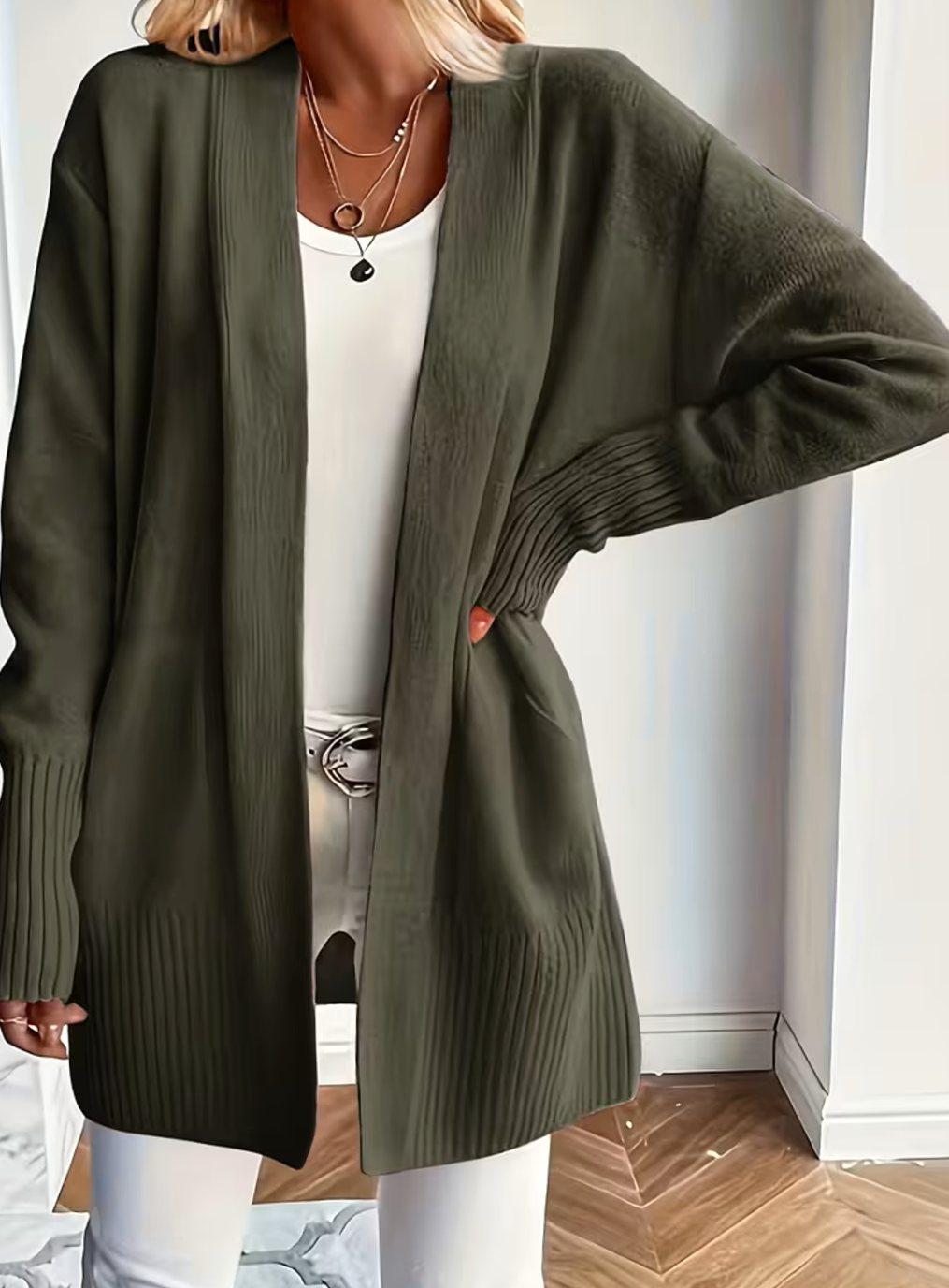Cárdigan de punto relajado para mujer, abierto. Tendencia de moda para el otoño y la temporada.