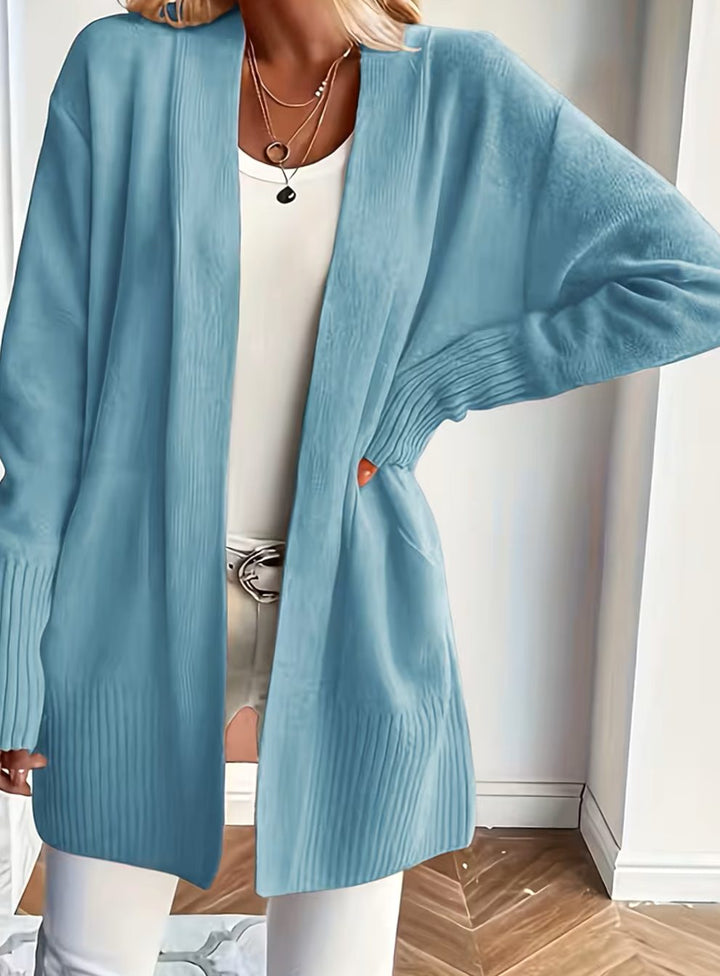Cárdigan abierto de punto, fit relajado para mujer. Estilo casual y moderno para cualquier clima.