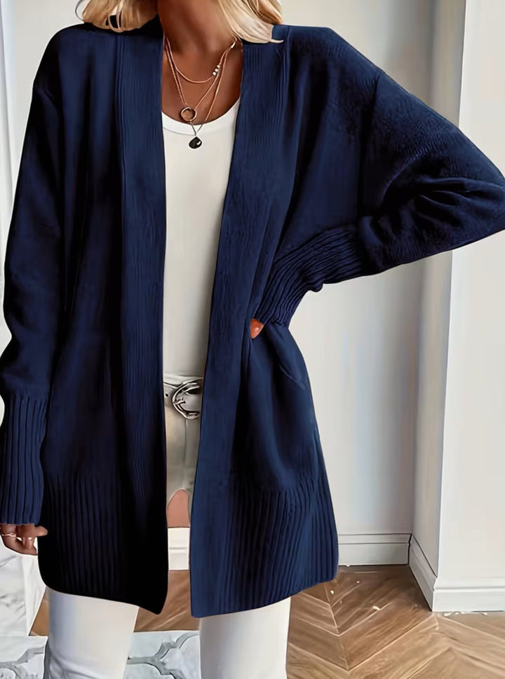 Cárdigan de mujer de punto, diseño abierto. Versátil para otoño, look relajado y a la moda.