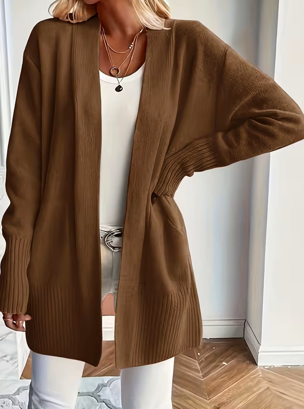 Cárdigan de mujer en punto, abierto y relajado. Moda versátil para la nueva temporada de entretiempo.