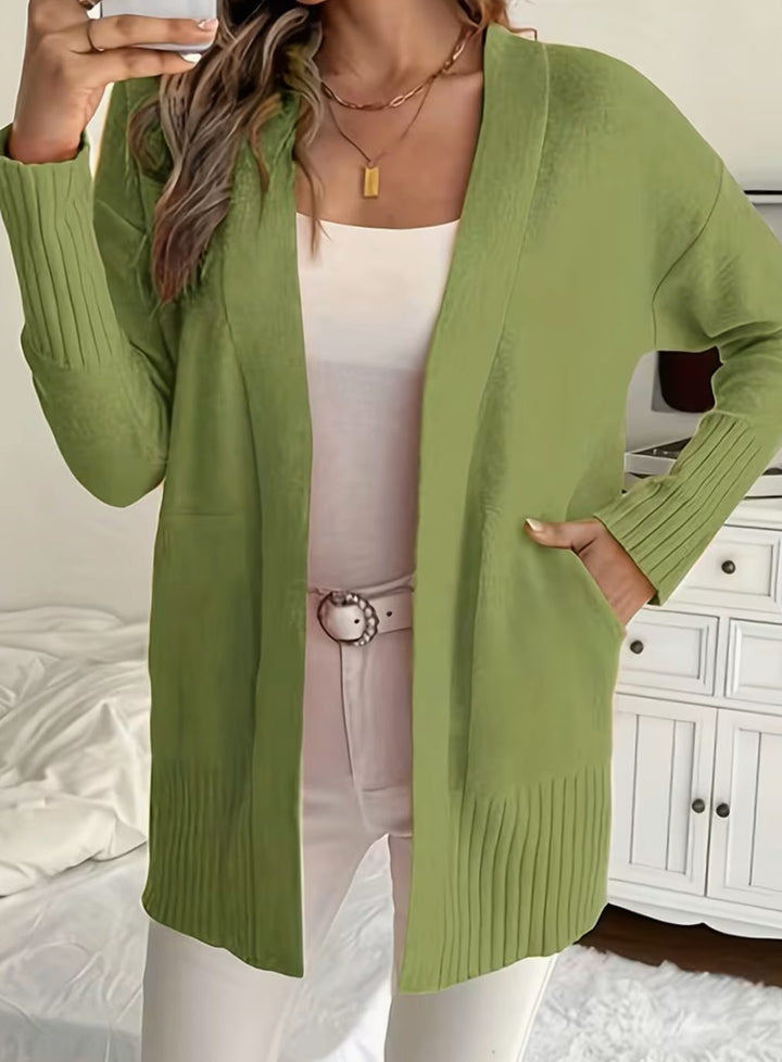 Cárdigan relajado de punto para mujer, abierto. Perfecto para un look estilizado de otoño.