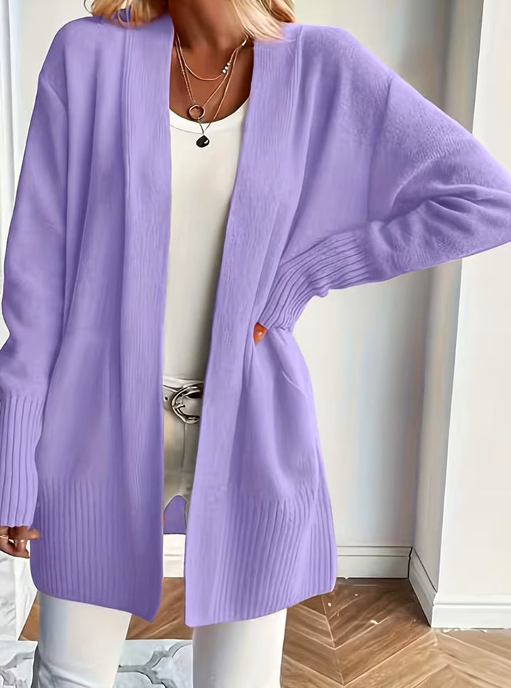 Cárdigan de mujer, punto suave, diseño abierto y fit relajado. Moda casual de entretiempo.