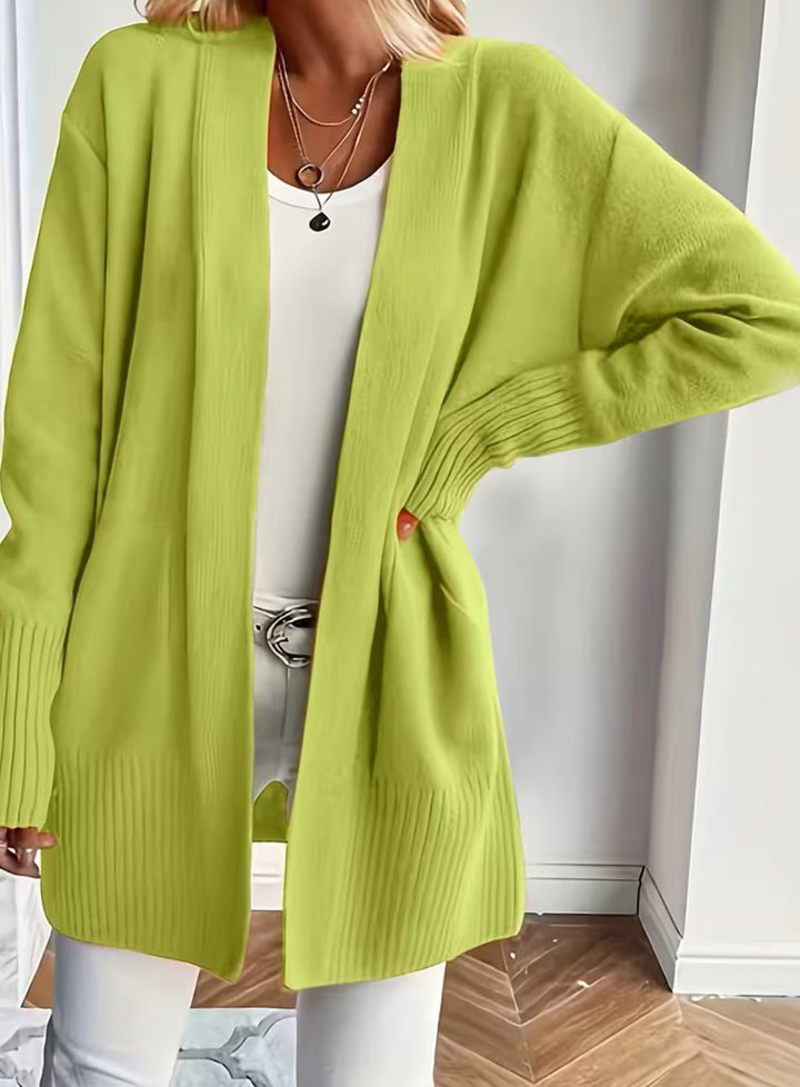 Cárdigan abierto de punto, fit relajado para mujer. Prenda versátil y estilizada para el día a día.