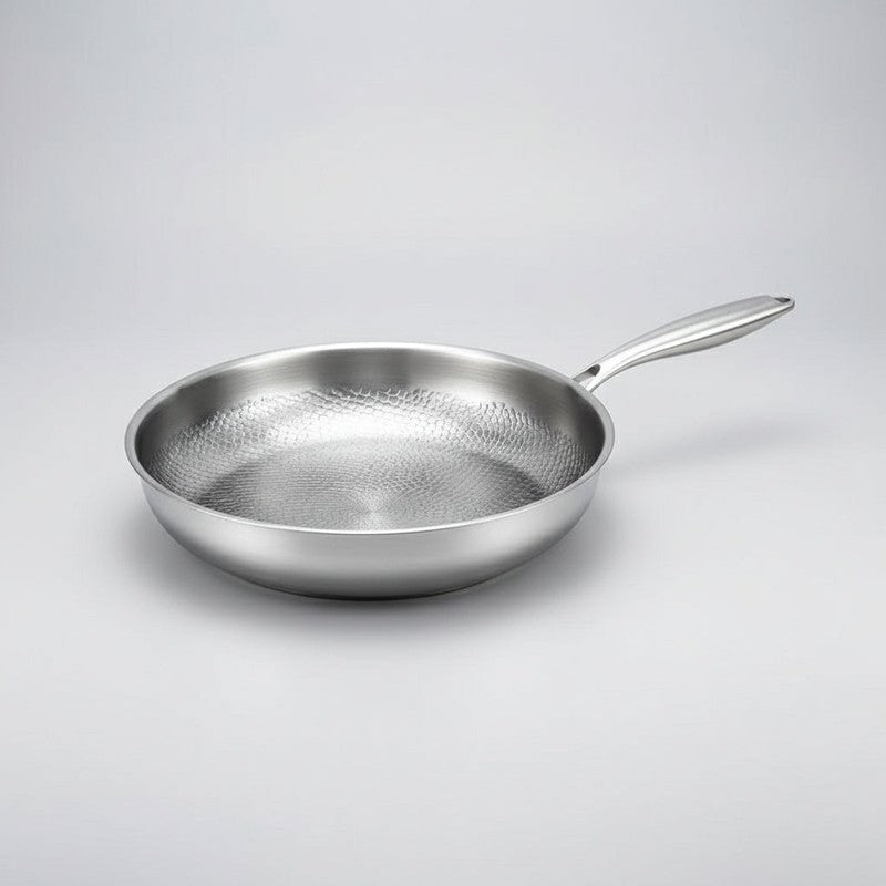 Sartén de chef de titanio martillado, antiadherente y compatible con inducción, para resultados culinarios.