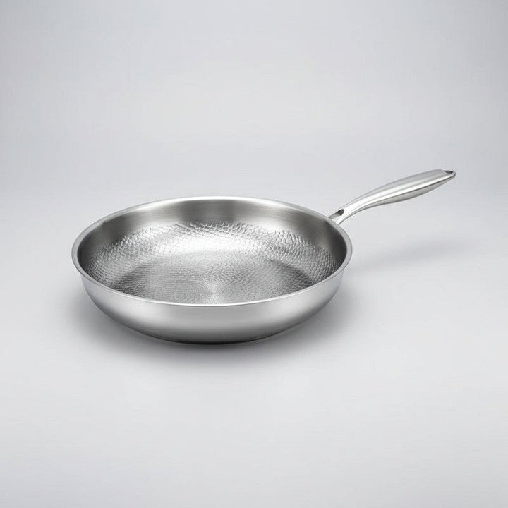 Sartén de chef de titanio martillado, antiadherente y compatible con inducción, para resultados culinarios.