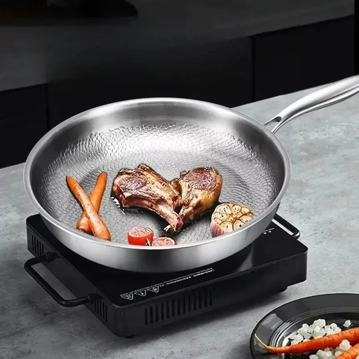 Sartén antiadherente de titanio martillado, utensilio de cocina duradero para cocción saludable.