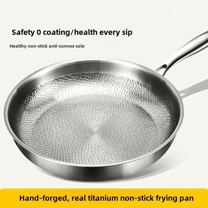 Sartén martillada de titanio para inducción. Cocción uniforme y antiadherente, esencial para chefs y hogar.