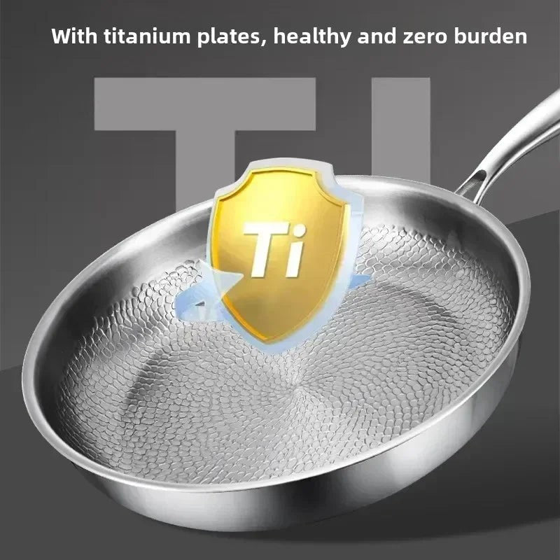 Base plana de sartén de titanio martillado, optimizada para inducción y distribución de calor perfecta.