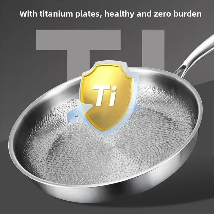Base plana de sartén de titanio martillado, optimizada para inducción y distribución de calor perfecta.