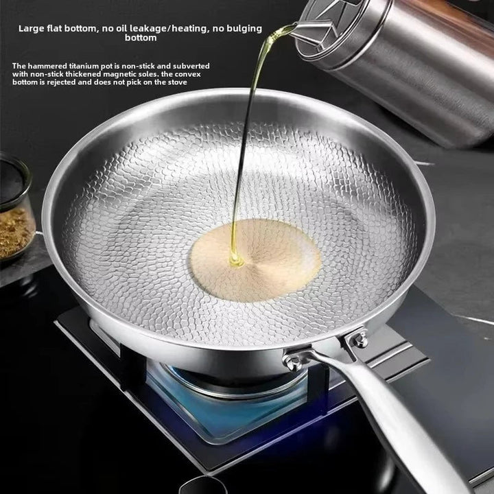Elegante sartén de titanio martillada, menaje antiadherente de alta calidad para cocina moderna y chef.