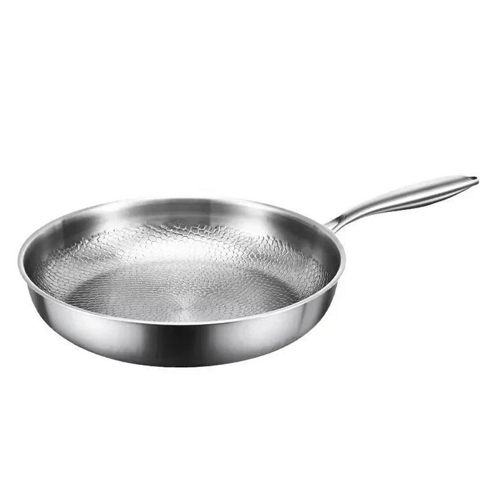 Vista de sartén de titanio martillado, robusta y antiadherente para todo tipo de cocinas, incluye inducción.