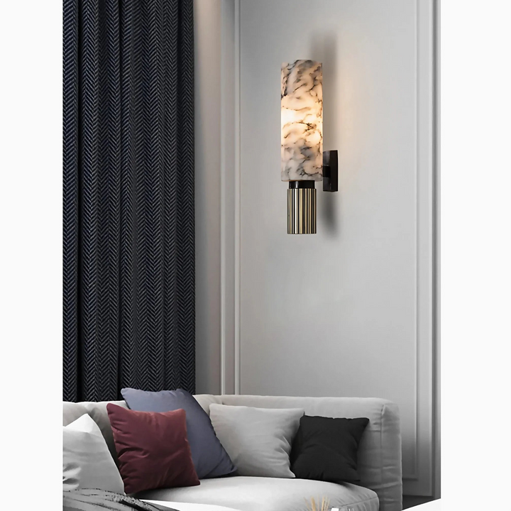 Elegante lámpara de pared con iluminación LED, diseño cilíndrico y textura de mármol para interior.