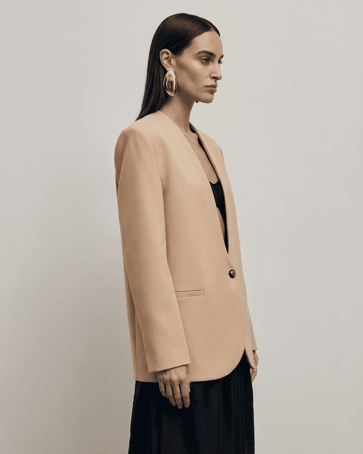 Chaqueta ligera blazer beige para mujer, versátil, perfecta para moda oficina o look formal elegante.