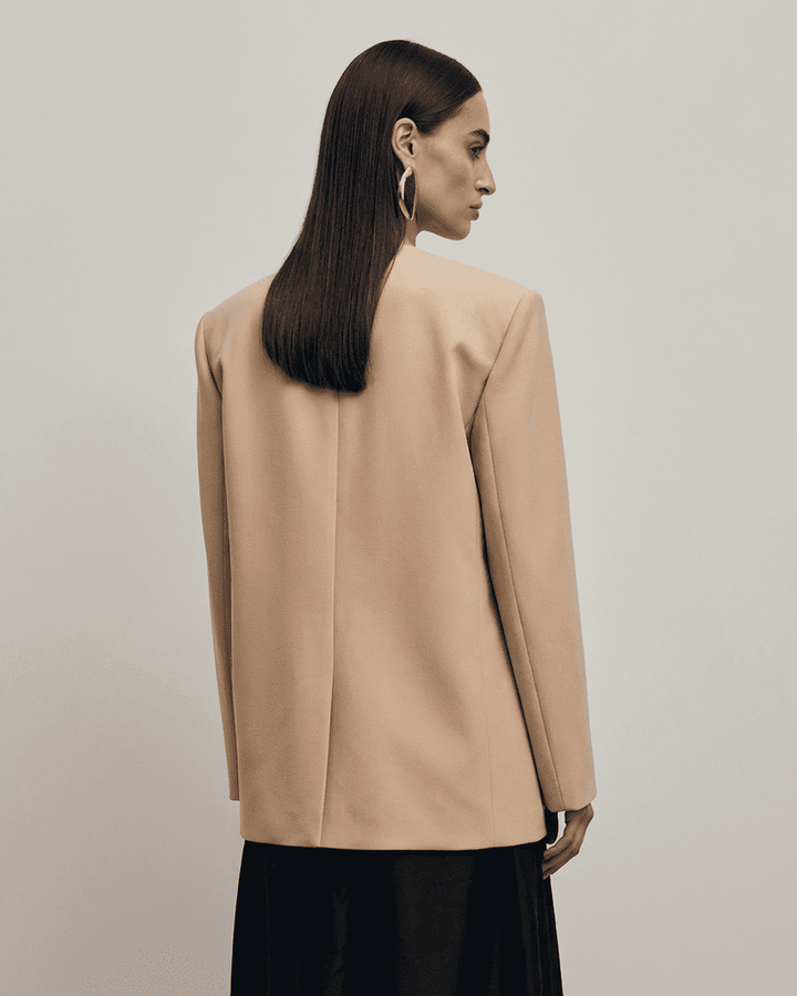 Blazer beige entallado para mujer, corte moderno que realza la figura, ideal para ropa formal y casual chic.