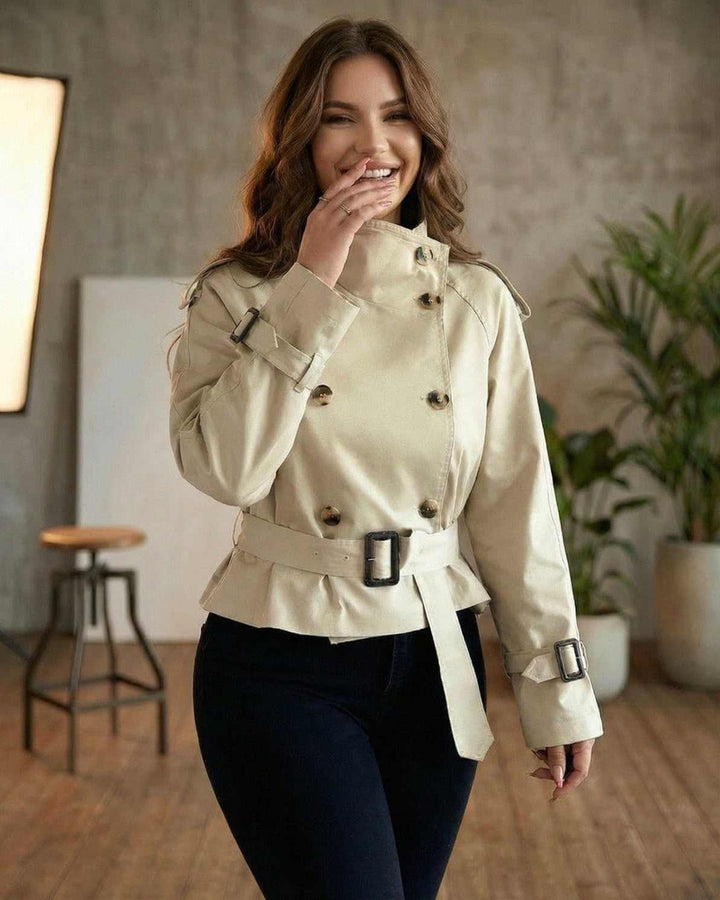 Abrigo trinchera beige de mujer con cinturón ajustable. Chaqueta de entretiempo, moda y funcionalidad.