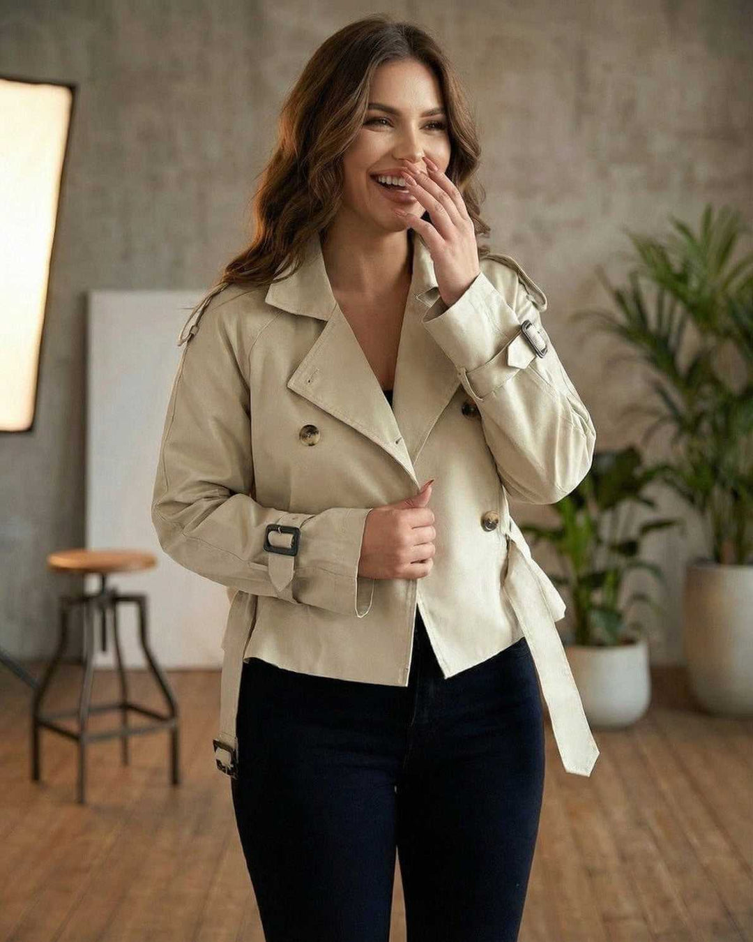 Chaqueta de mujer beige elegante con doble botonadura. Trinchera Savona, estilo formal y casual para entretiempo.