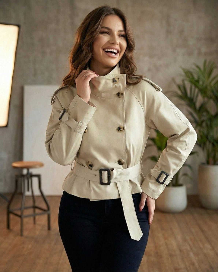 Chaqueta trinchera beige elegante para mujer, ideal para looks formales y casuales. Diseño con doble botonadura.