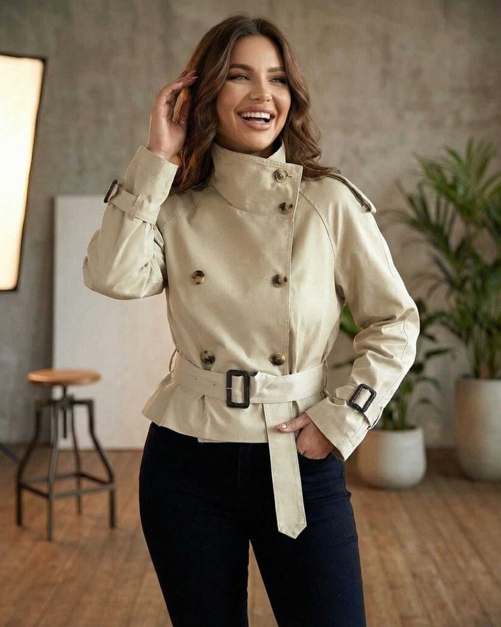 Chaqueta de trinchera beige para mujer, estilo peplum elegante. Perfecta para la moda de entretiempo.