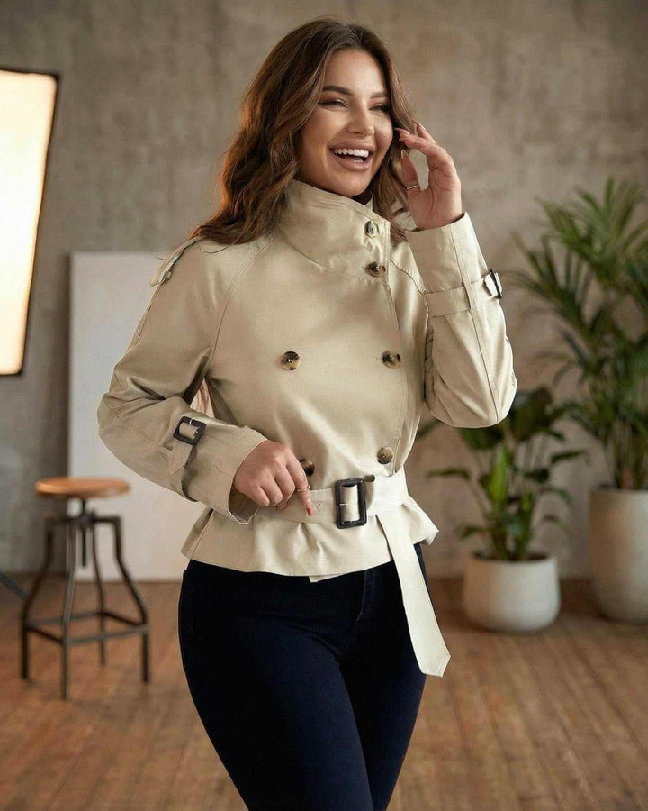 Chaqueta beige de trinchera para mujer, diseño sofisticado con cinturón. Moda de entretiempo versátil.