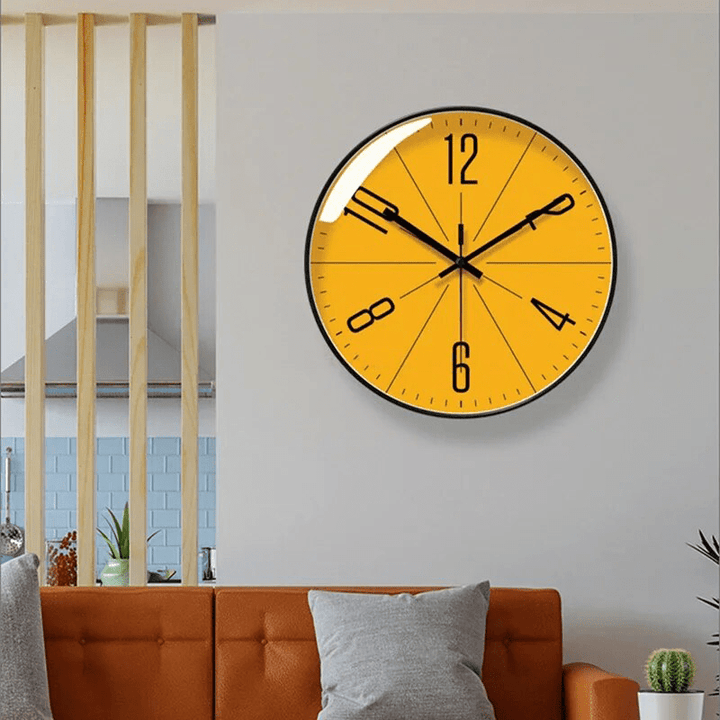 Moderno reloj de pared silencioso con diseño nórdico para oficina o sala.