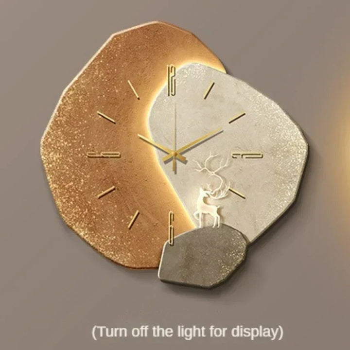 Reloj de pared escandinavo moderno con iluminación LED, ideal para decoración de lujo en cualquier habitación.