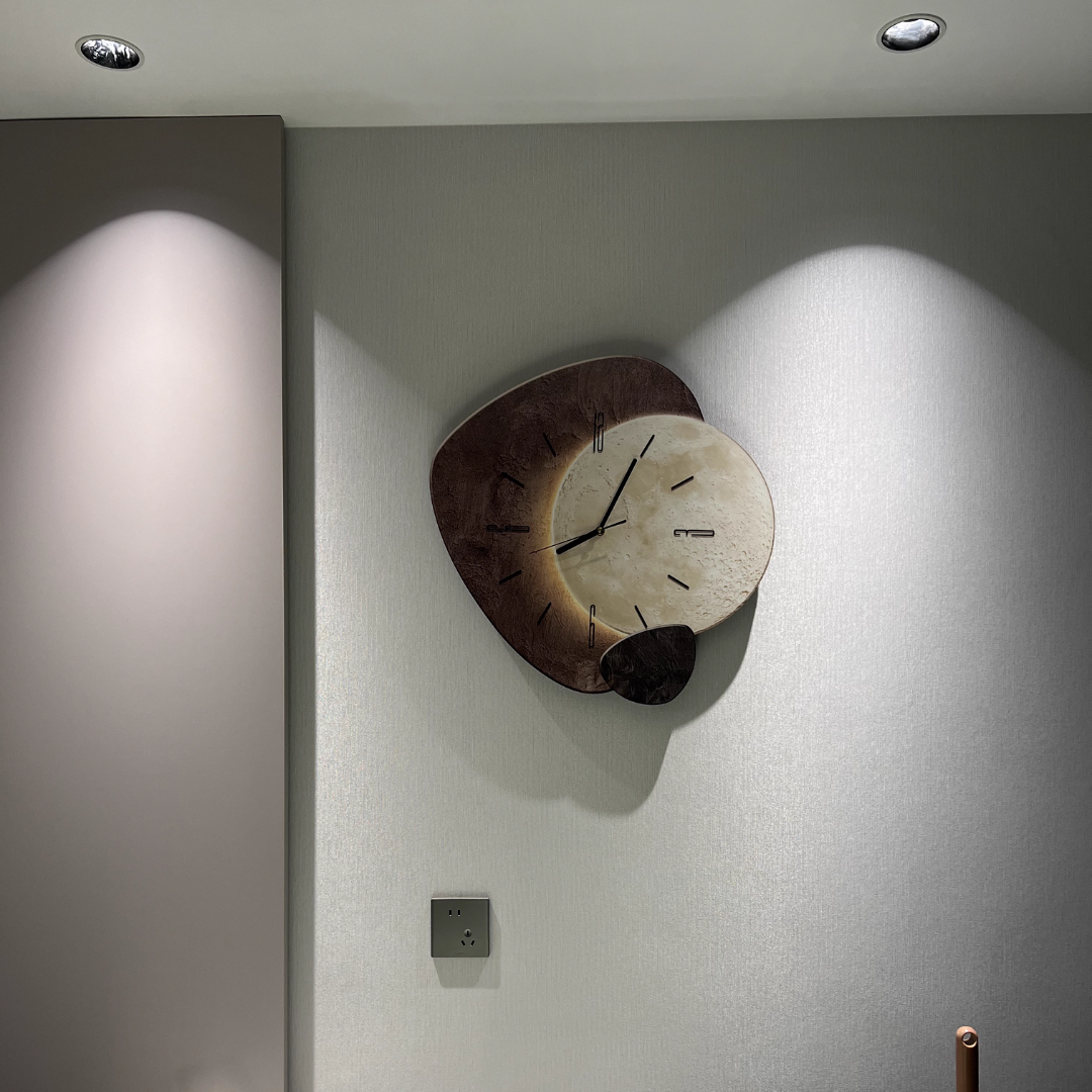 Reloj de pared de diseño escandinavo con luz LED, un elemento de lujo para hogar, salón u oficina.