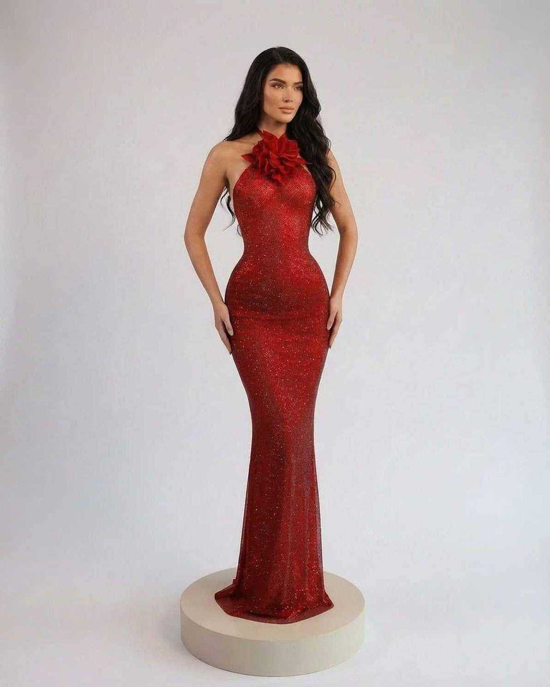 Vestido de noche glamuroso rojo escarlata, silueta estilizada, cuello halter floral para ocasiones especiales.