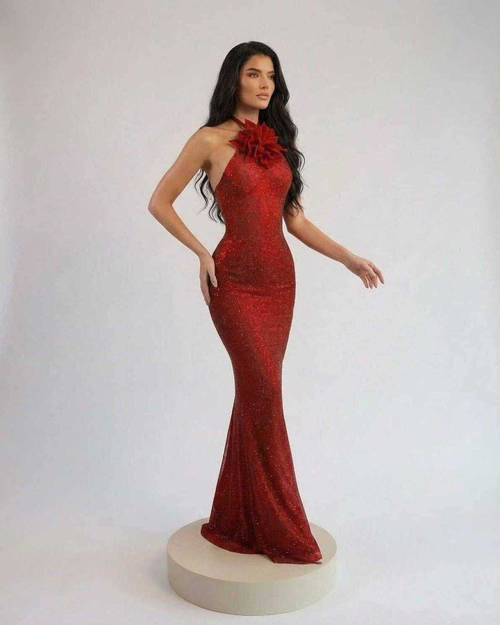 Elegante vestido maxi floral rojo escarlata con cuello halter, perfecto para un look sofisticado de mujer.