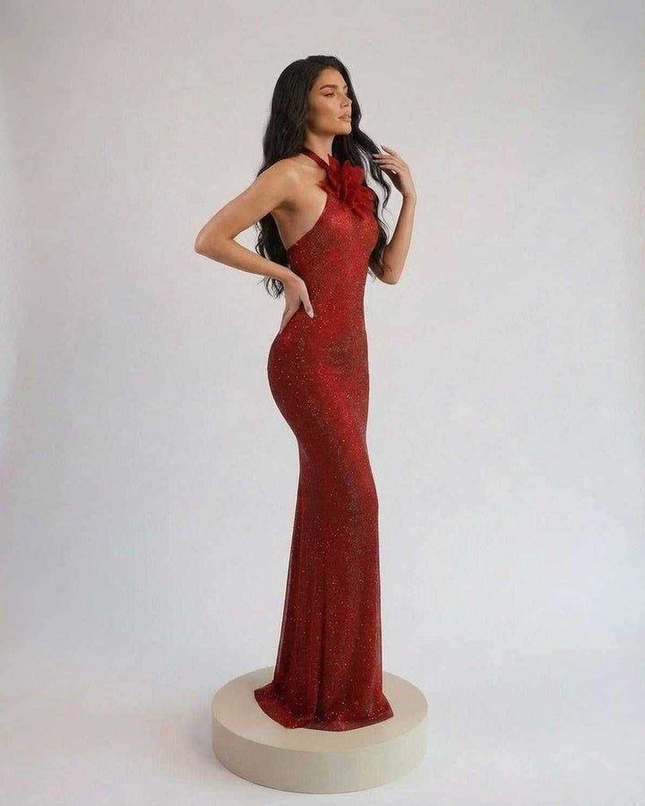 Vestido maxi rojo escarlata floral con cuello halter, elegante y glamuroso para mujer en cualquier ocasión.