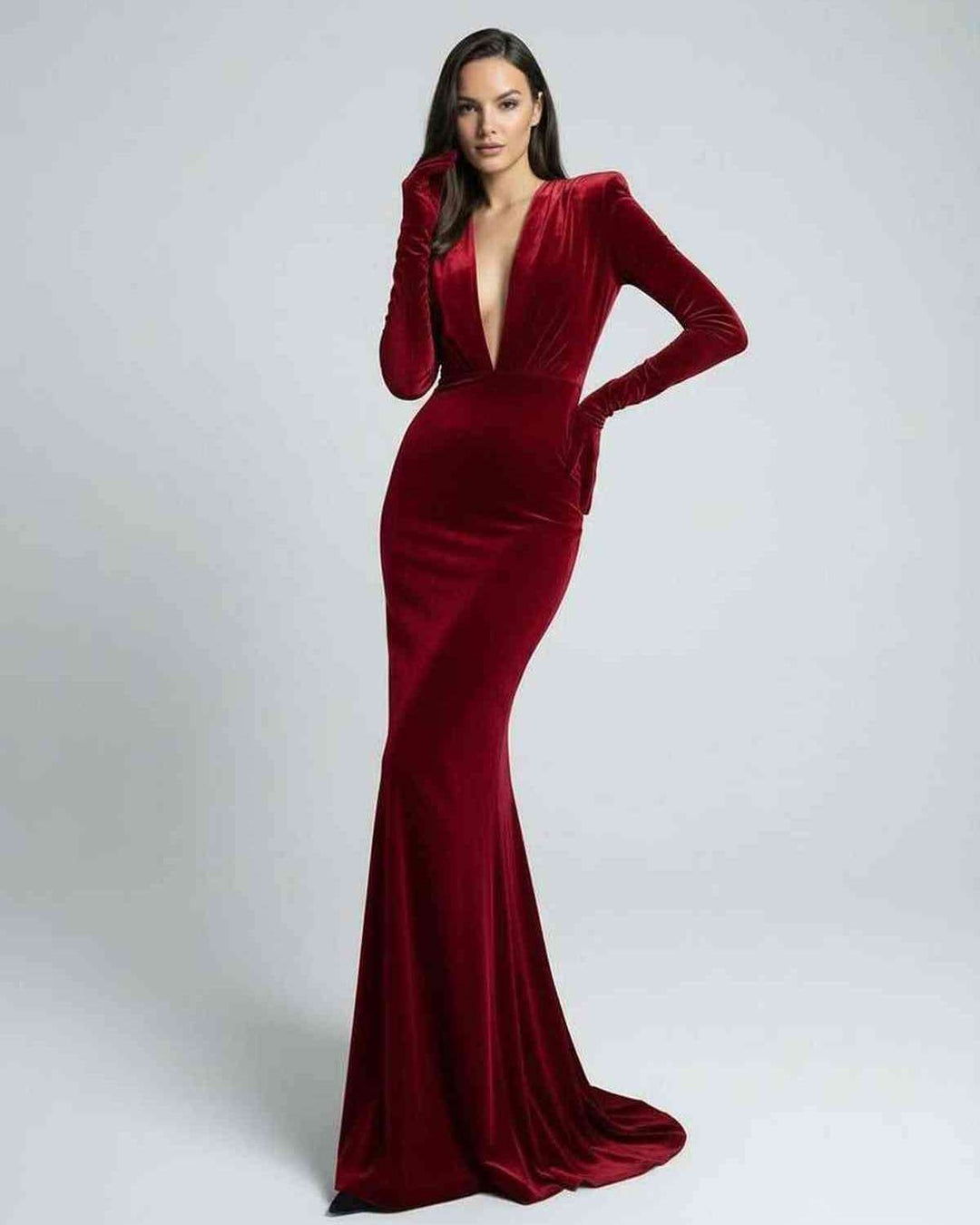 Vestido maxi rojo con escote V y manga larga, silueta ajustada perfecto para ocasiones especiales.
