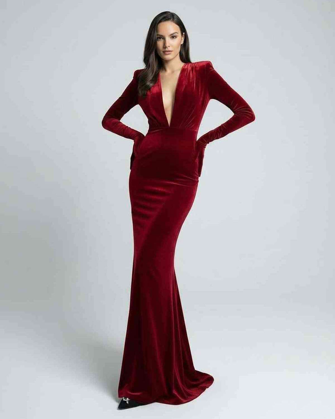Vestido de noche formal rojo escarlata, moda femenina elegante para galas y recepciones.