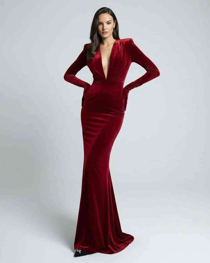 Vestido de noche formal rojo escarlata, moda femenina elegante para galas y recepciones.
