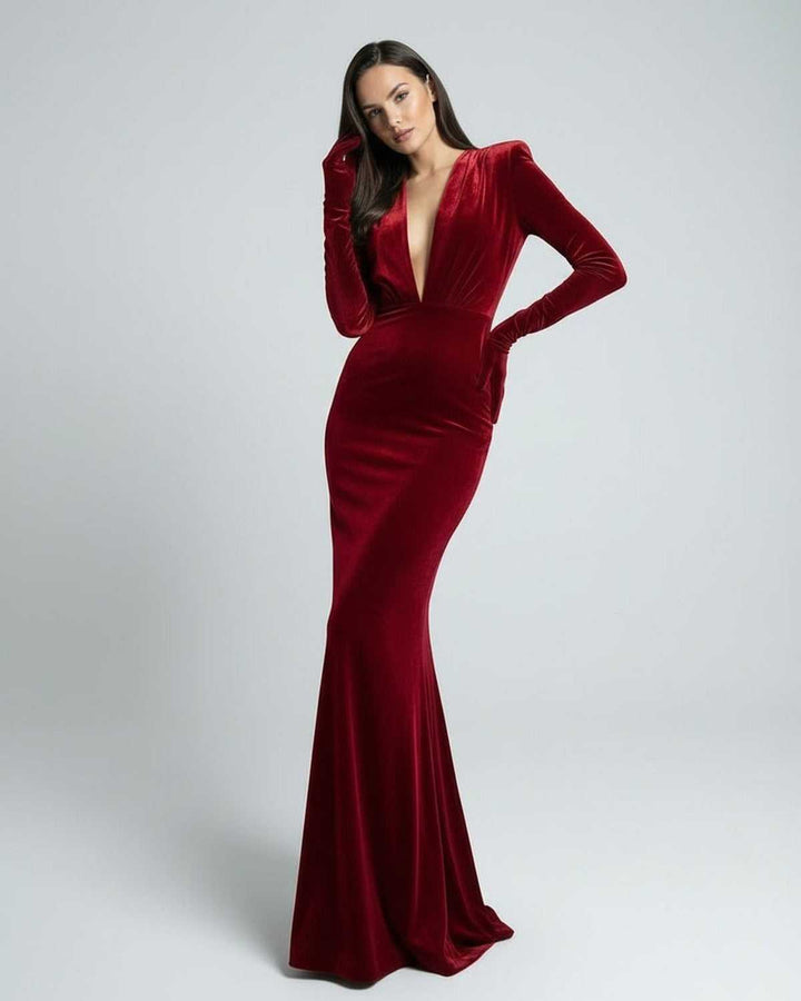 Vestido de fiesta rojo, silueta ajustada que realza la figura femenina, elegante y moderno.