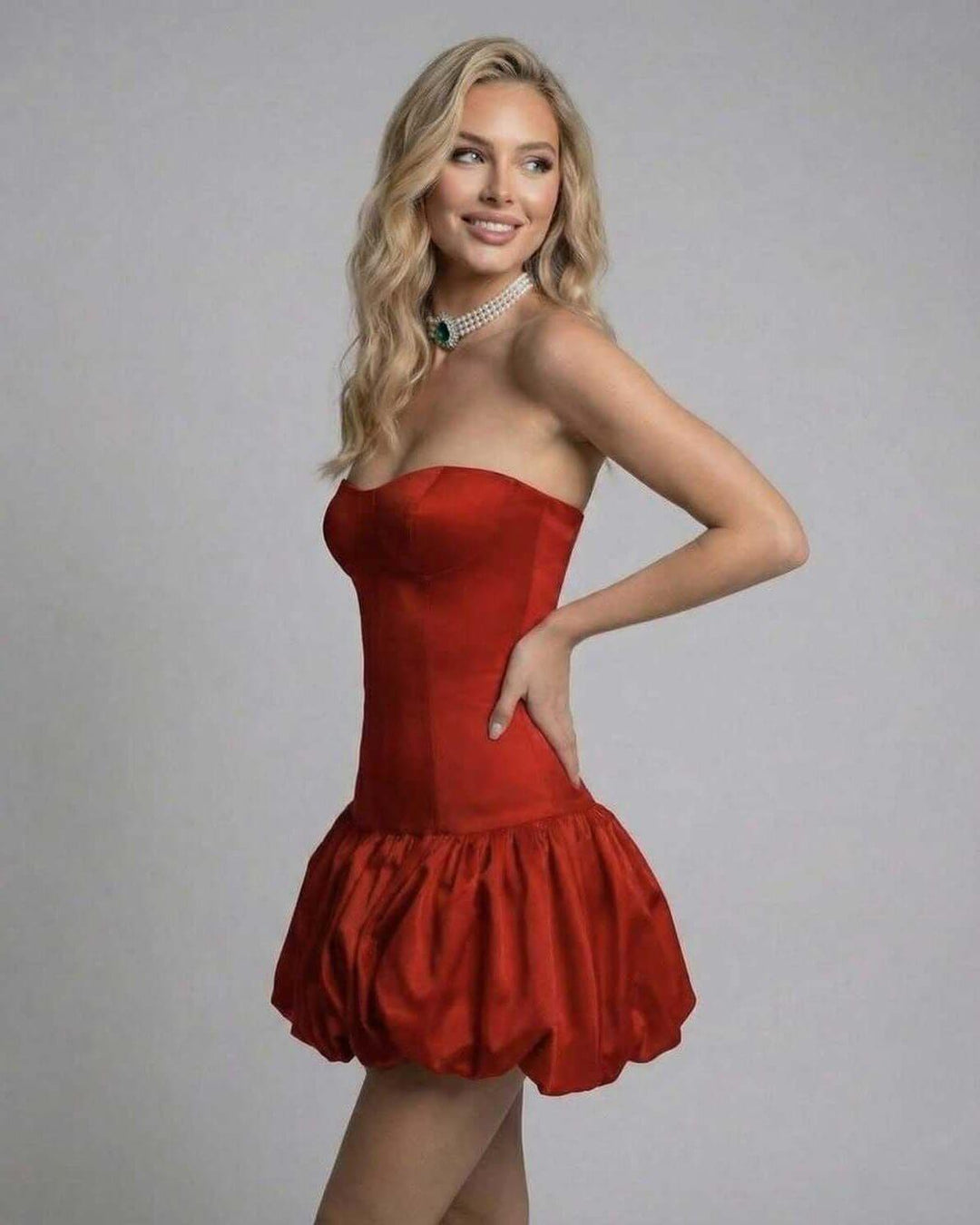 Vestido mini escarlata audaz para mujer, ajustado y sin tirantes para una noche chic.