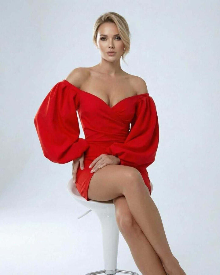 Elegante vestido mini rojo escarlata para mujer, hombros descubiertos, versátil para fiesta o cena.