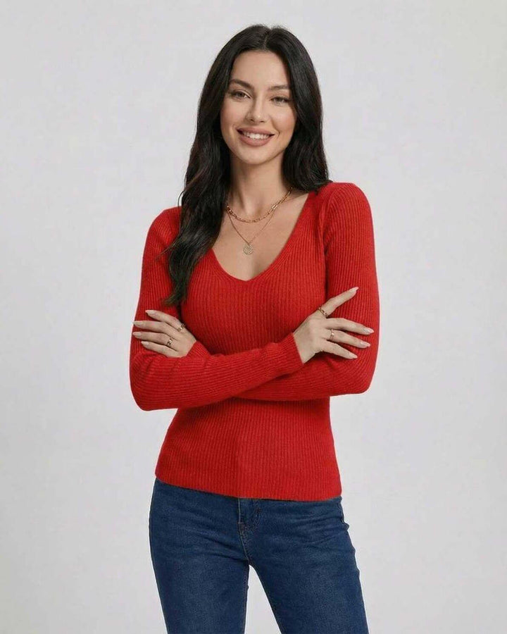 Pullover de mujer ajustado con cuello V, color rojo escarlata. Ropa de moda femenina.