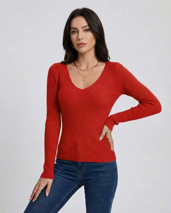 Suéter de mujer escarlata con cuello V y ajuste elegante. Moda femenina de otoño invierno.