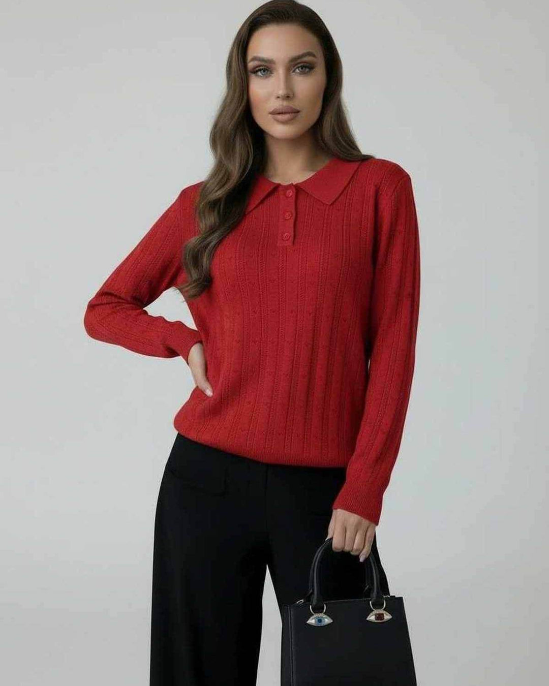 Versátil suéter rojo escarlata de manga larga para mujer. Comodidad y estilo elegante para invierno u otoño.
