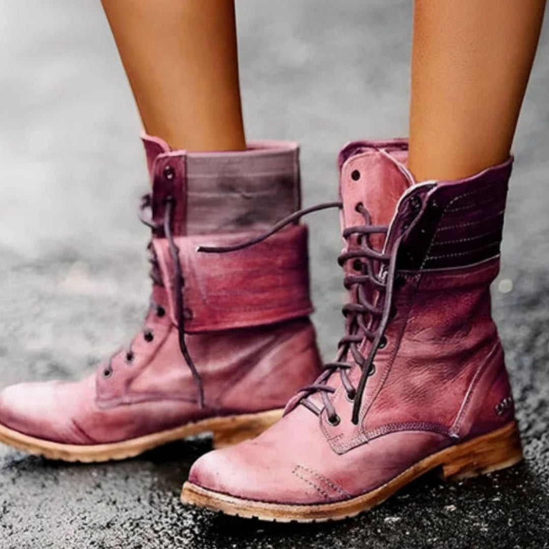 Botas militares de mujer media caña con cordones y cuff doblable. Perfectas para estilo urbano y otoño.