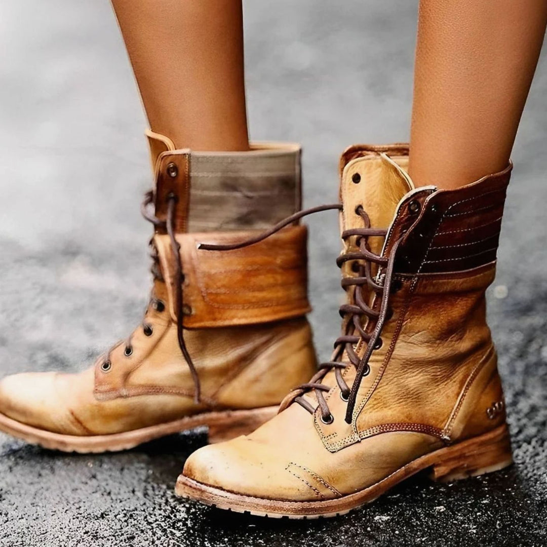 Botas militares mujer estilo desgastado con cordones y cuff plegable. Ideales para calzado urbano y moda rebelde.