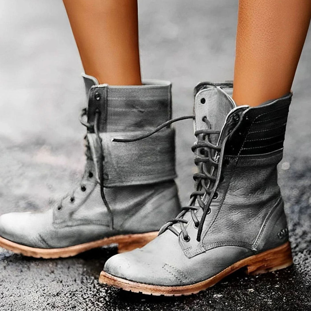 Cómodas botas media caña militares para mujer con cordones y cuff doblable. Calzado festival y otoño con estilo.