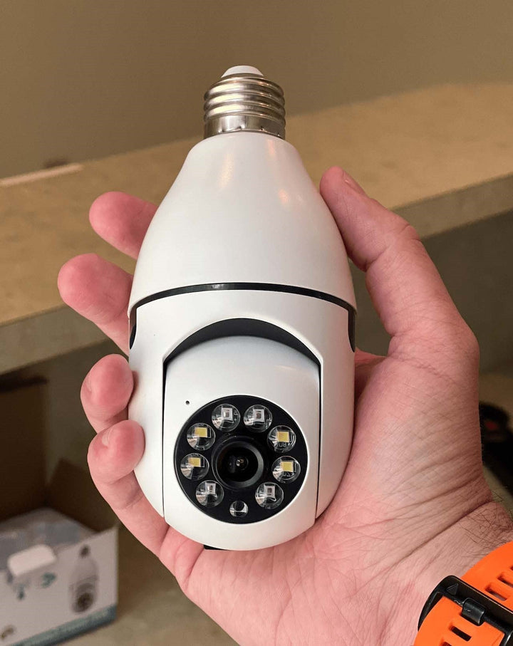 Cámara de seguridad wifi tipo bombilla con visión 360° para vigilancia inteligente del hogar.