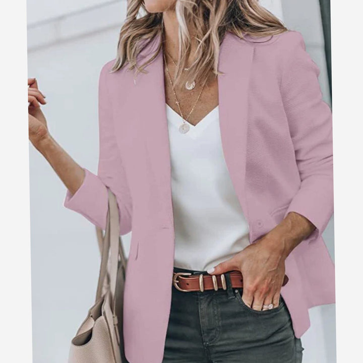 Chaqueta blazer de mujer, abierta, perfecta para un look profesional y versátil.