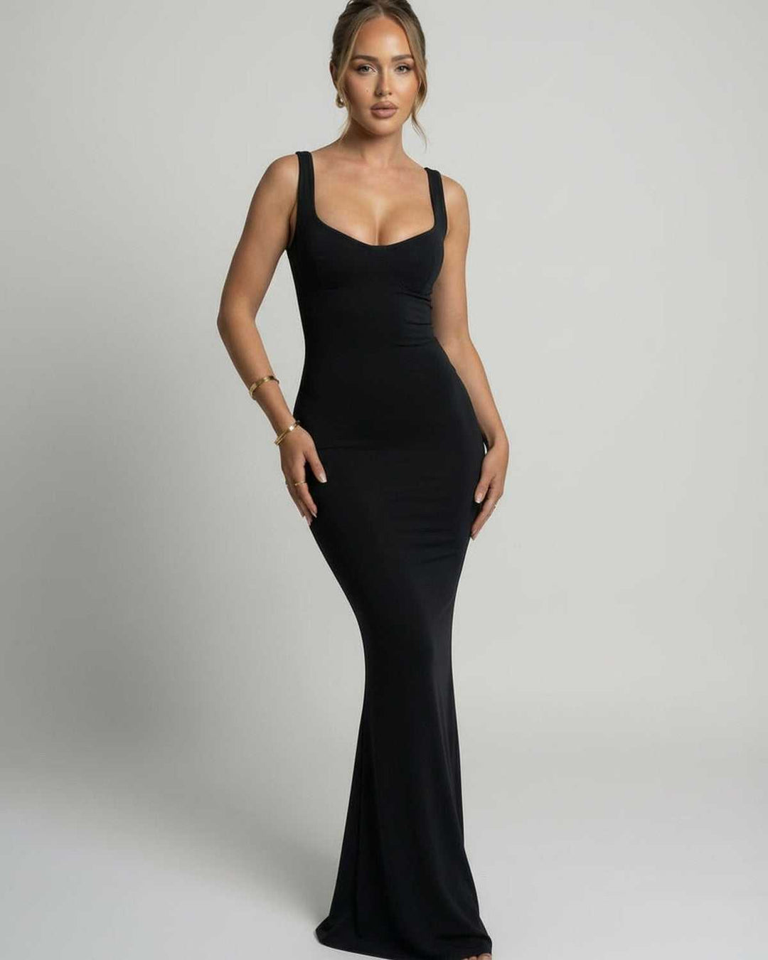 Vestido negro largo elegante para mujer, corte deslizante minimalista, ideal para ocasiones de noche o fiesta.